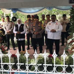 Presiden Prabowo Subianto Ziarah ke Makam Marsinah di Nganjuk