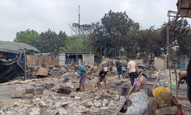 Puluhan Lapak Bekas dan Rumah Warga Terbakar di Kalideres, Jakarta Barat