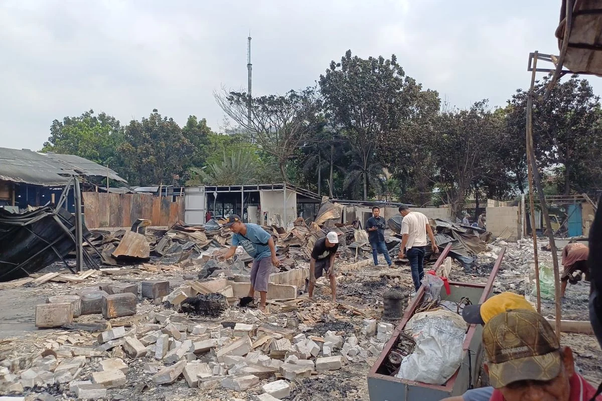 Puluhan Lapak Bekas dan Rumah Warga Terbakar di Kalideres, Jakarta Barat