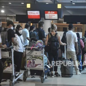 Qantas Terpuruk di Tengah Krisis Bahan Bakar, Insiden Gigit Penumpang, dan Tantangan Persaingan Baru