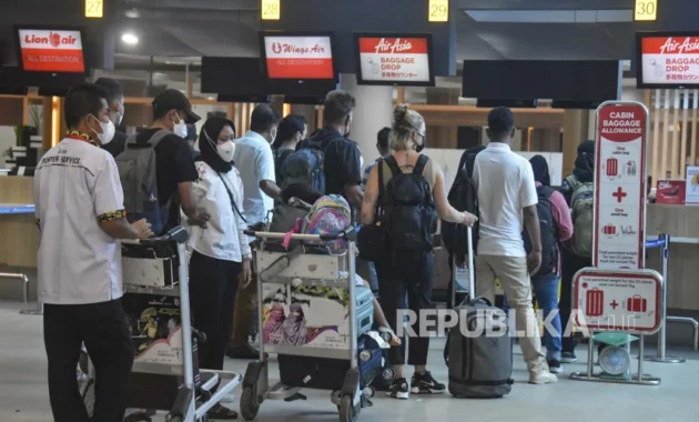 Qantas Terpuruk di Tengah Krisis Bahan Bakar, Insiden Gigit Penumpang, dan Tantangan Persaingan Baru