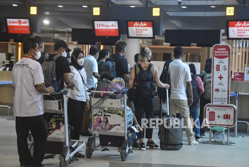 Qantas Terpuruk di Tengah Krisis Bahan Bakar, Insiden Gigit Penumpang, dan Tantangan Persaingan Baru