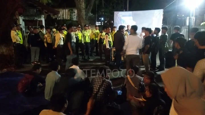 Rektorat Unram Bubarkan Acara Nobar Film "Pesta Babi"
