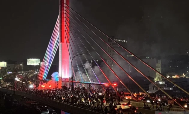 Ribuan Bobotoh Padati Flyover Pasupati Rayakan Kemenangan Persib