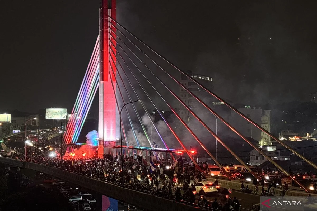 Ribuan Bobotoh Padati Flyover Pasupati Rayakan Kemenangan Persib