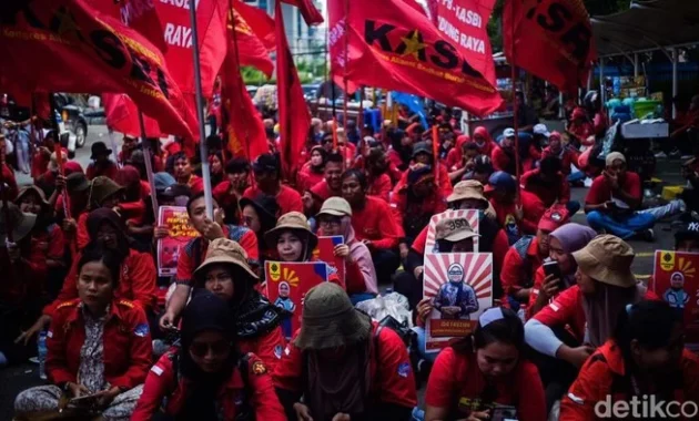 Ribuan Buruh Indomaret Guncang PIK: Tolak Penghapusan Upah Lembur di Hari Libur Nasional!