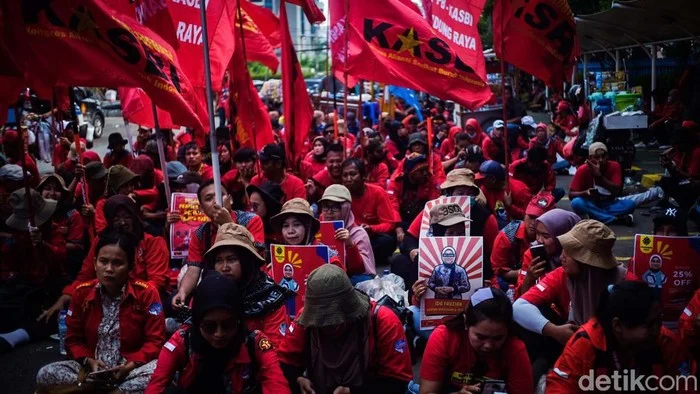 Ribuan Buruh Indomaret Guncang PIK: Tolak Penghapusan Upah Lembur di Hari Libur Nasional!
