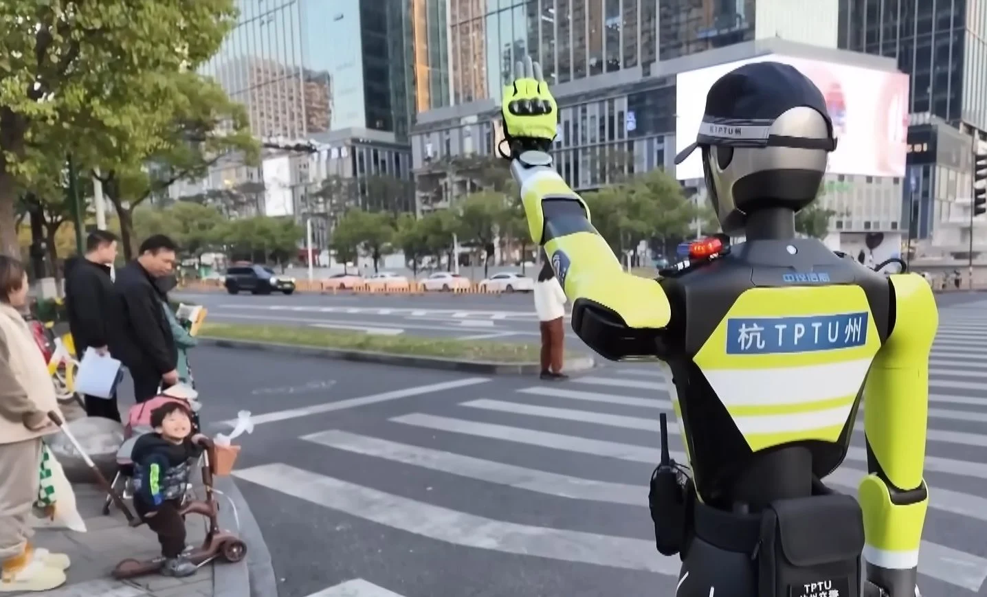 Robot Cerdas Atur Lalu Lintas di Hubin, China: Inovasi Manajemen Jalan