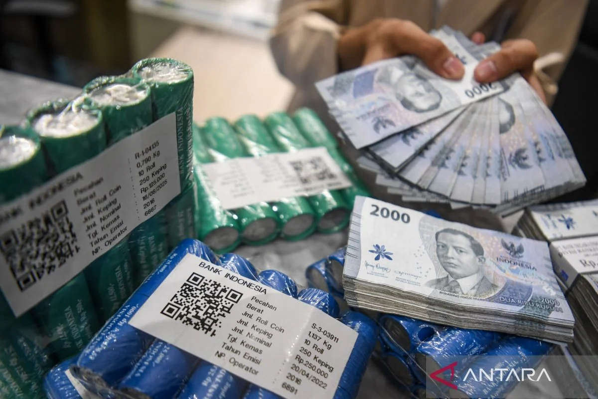 Rupiah Melemah Seiring Prediksi Suku Bunga Tinggi AS Bertahan Lebih Lama
