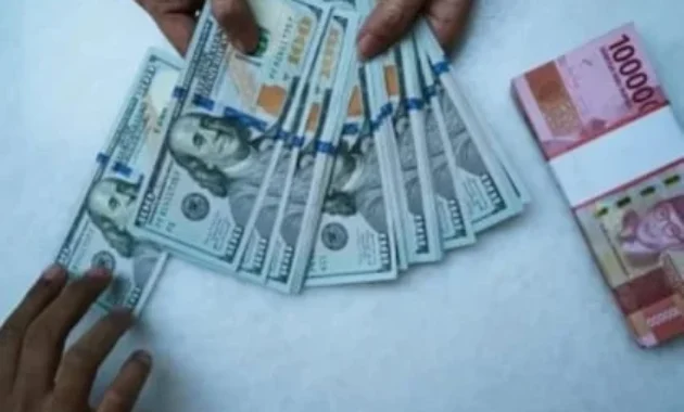 Rupiah Sepekan Babak Belur Sentuh Level Terendah, Simak Prediksi Pekan Depan