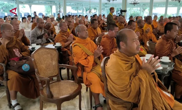 Sampai di Solo, Biksu Thudong Kunjungi Pura Mangkunegaran