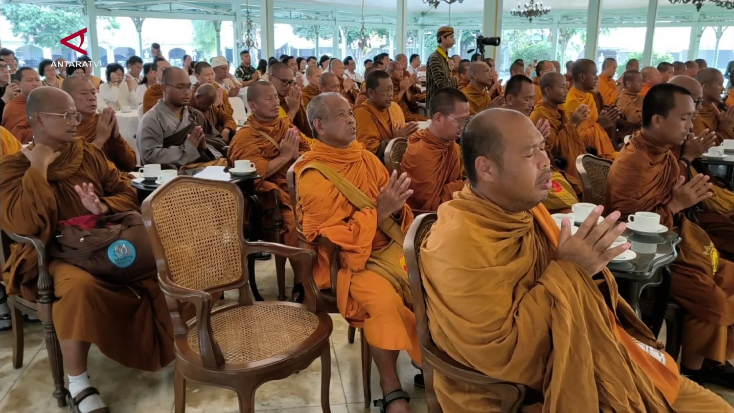 Sampai di Solo, Biksu Thudong Kunjungi Pura Mangkunegaran