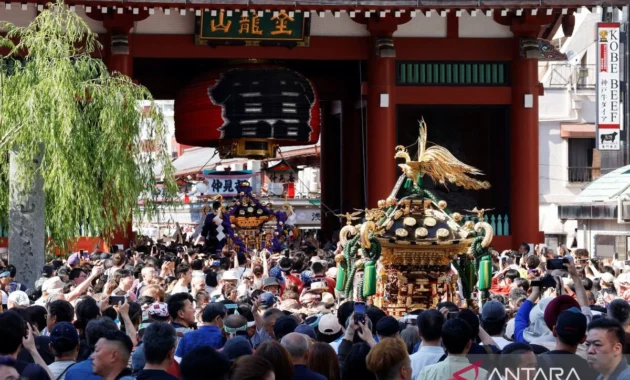 Satu dari tiga terbesar di Tokyo! Intip kemeriahan Sanja Matsuri 2026 di Kuil Senso-ji