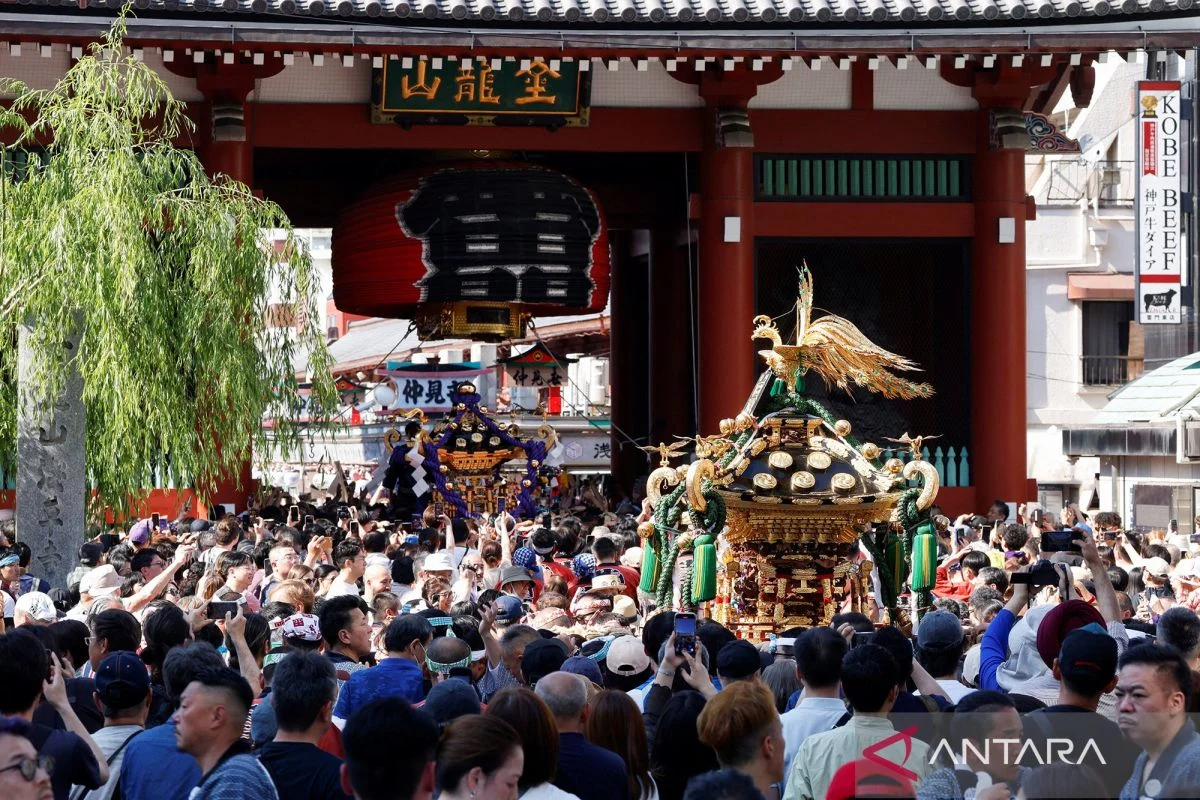 Satu dari tiga terbesar di Tokyo! Intip kemeriahan Sanja Matsuri 2026 di Kuil Senso-ji