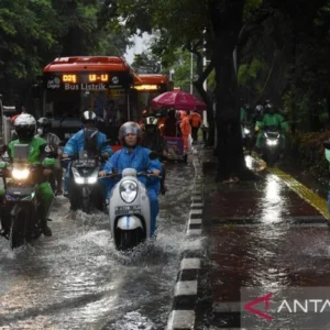 Seluruh wilayah Jakarta diperkirakan diguyur hujan pada Minggu sore