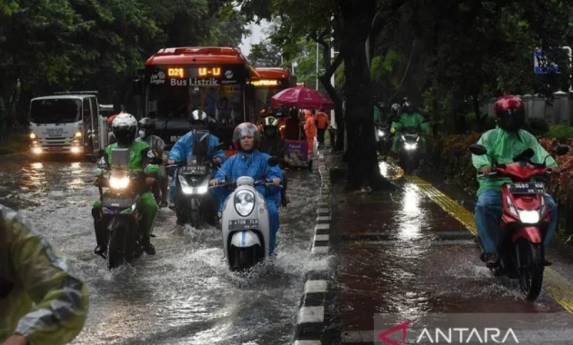Seluruh wilayah Jakarta diperkirakan diguyur hujan pada Minggu sore