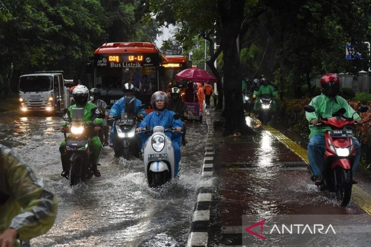 Seluruh wilayah Jakarta diperkirakan diguyur hujan pada Minggu sore