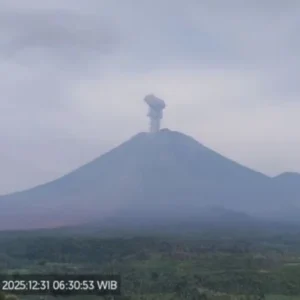 Semeru Erupsi Empat Kali dalam Satu Jam, Kolom Letusan Mencapai 1 km – Warga Dilarang Dekat Kawah