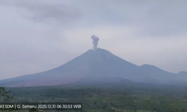 Semeru Erupsi Empat Kali dalam Satu Jam, Kolom Letusan Mencapai 1 km – Warga Dilarang Dekat Kawah
