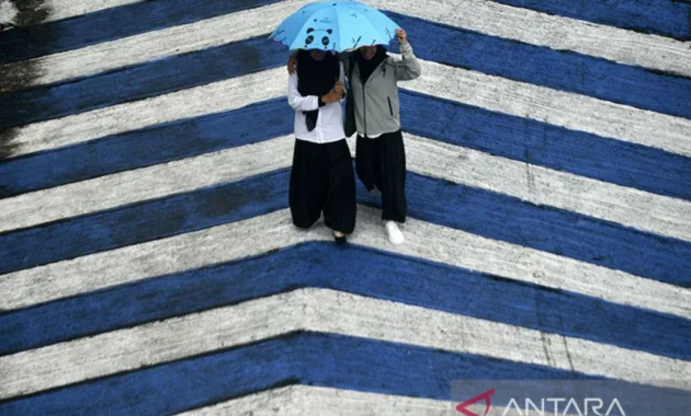 Senin, BMKG: Hujan ringan dan kabut landa mayoritas kota besar RI