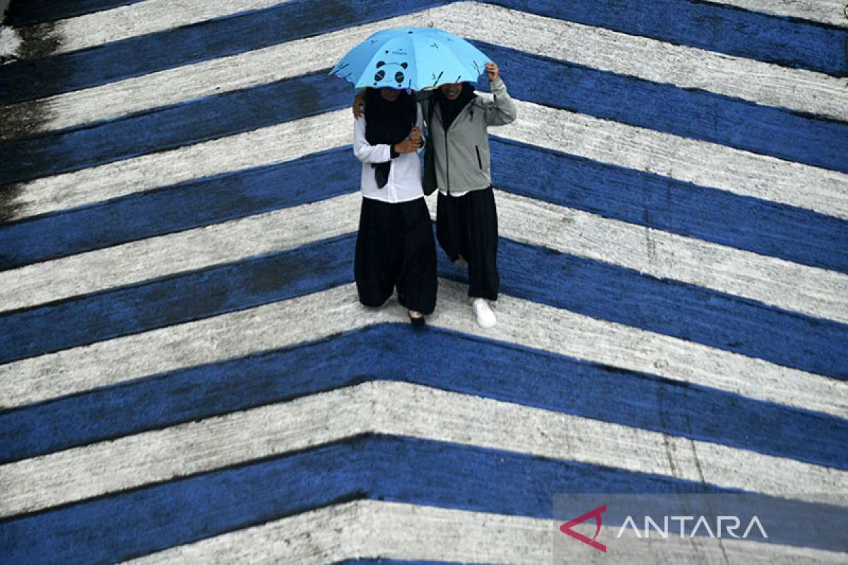 Senin, BMKG: Hujan ringan dan kabut landa mayoritas kota besar RI