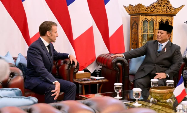 Seskab Teddy: Dua Jam Lebih Bicara dengan Macron, Prabowo Gali Energi dan Ekonomi – Dampak Besar pada Kebijakan Nasional Seskab Teddy: Dua Jam Lebih Bicara dengan Macron, Prabowo Gali Energi dan Ekonomi – Dampak Besar pada Kebijakan Nasional