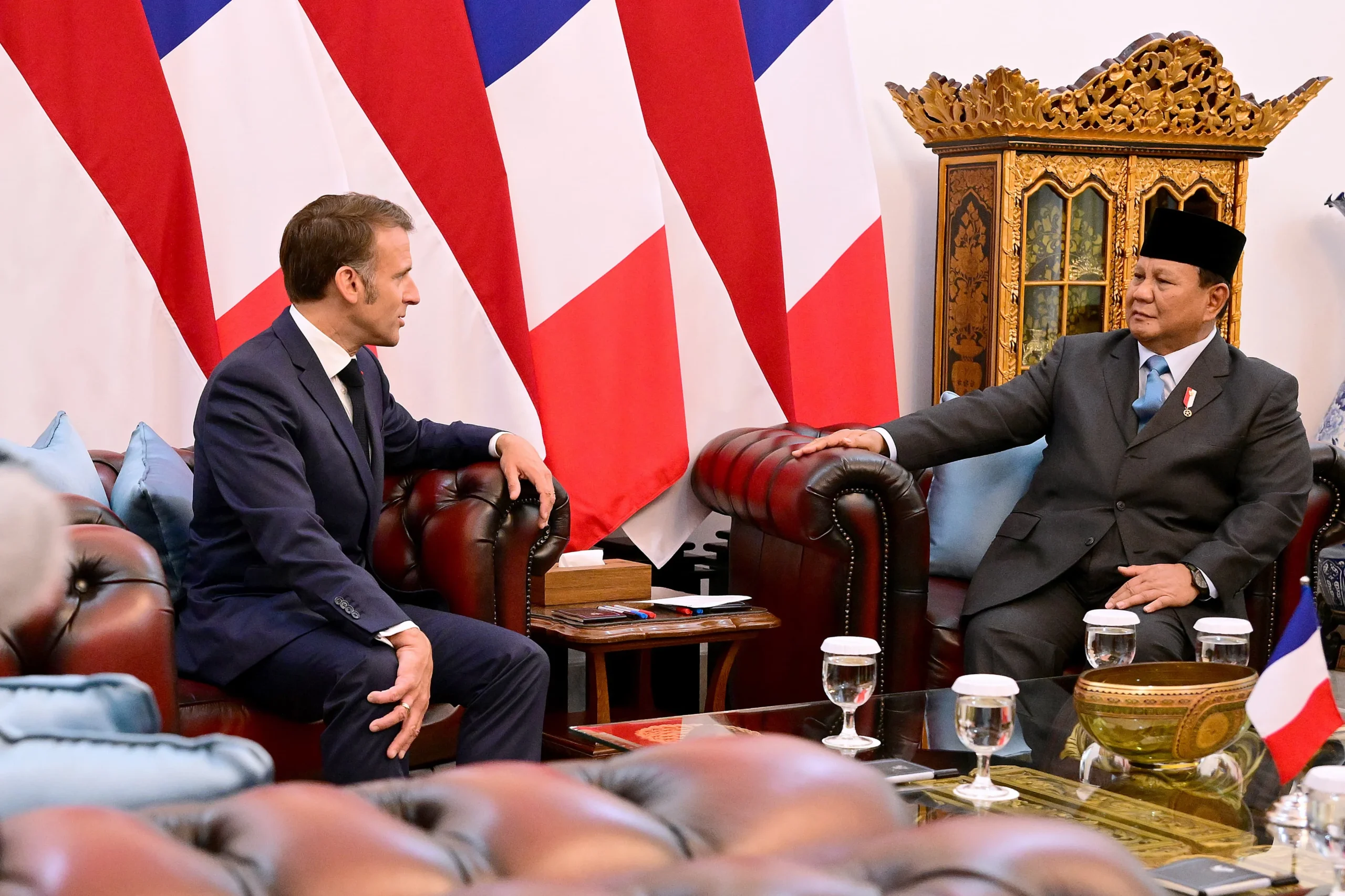 Seskab Teddy: Dua Jam Lebih Bicara dengan Macron, Prabowo Gali Energi dan Ekonomi – Dampak Besar pada Kebijakan Nasional