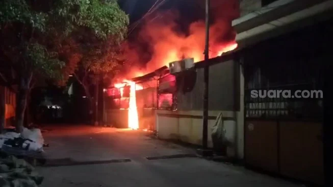 Si Jago Merah Mengamuk di Tegal Alur Kalideres, 4 Gudang Hangus Terbakar