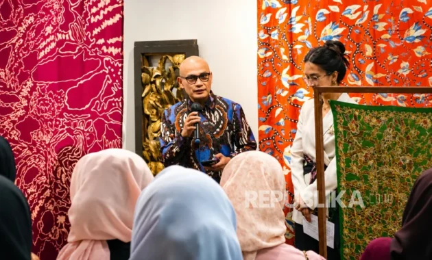 Sinergi KBRI-Desainer Blasteran, Batik Indonesia Guncang London