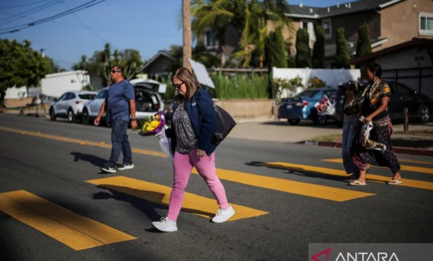 Solidaritas Warga Amerika Serikat Berikan Penghormatan untuk Korban Penembakan di Islamic Center San Diego Solidaritas Warga Amerika Serikat Berikan Penghormatan untuk Korban Penembakan di Islamic Center San Diego