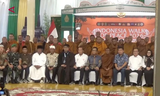 Sri Sultan HB X Sambut Rombongan Biksu Thudong di Yogyakarta Sri Sultan HB X Sambut Rombongan Biksu Thudong di Yogyakarta