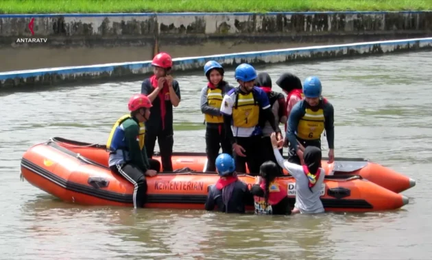 Tagana Jember Latih Anggota Muda Teknik Penyelamatan di Air