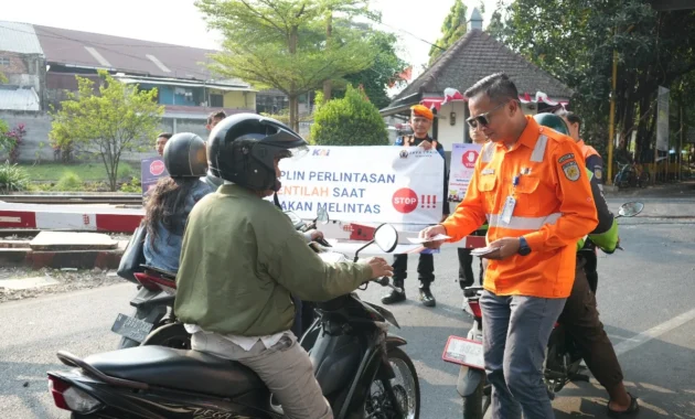 Tengok Kanan‑Kiri Sebelum Melintas Rel, Keselamatan Perjalanan Dimulai dari Kedisiplinan di Perlintasan Sebidang
