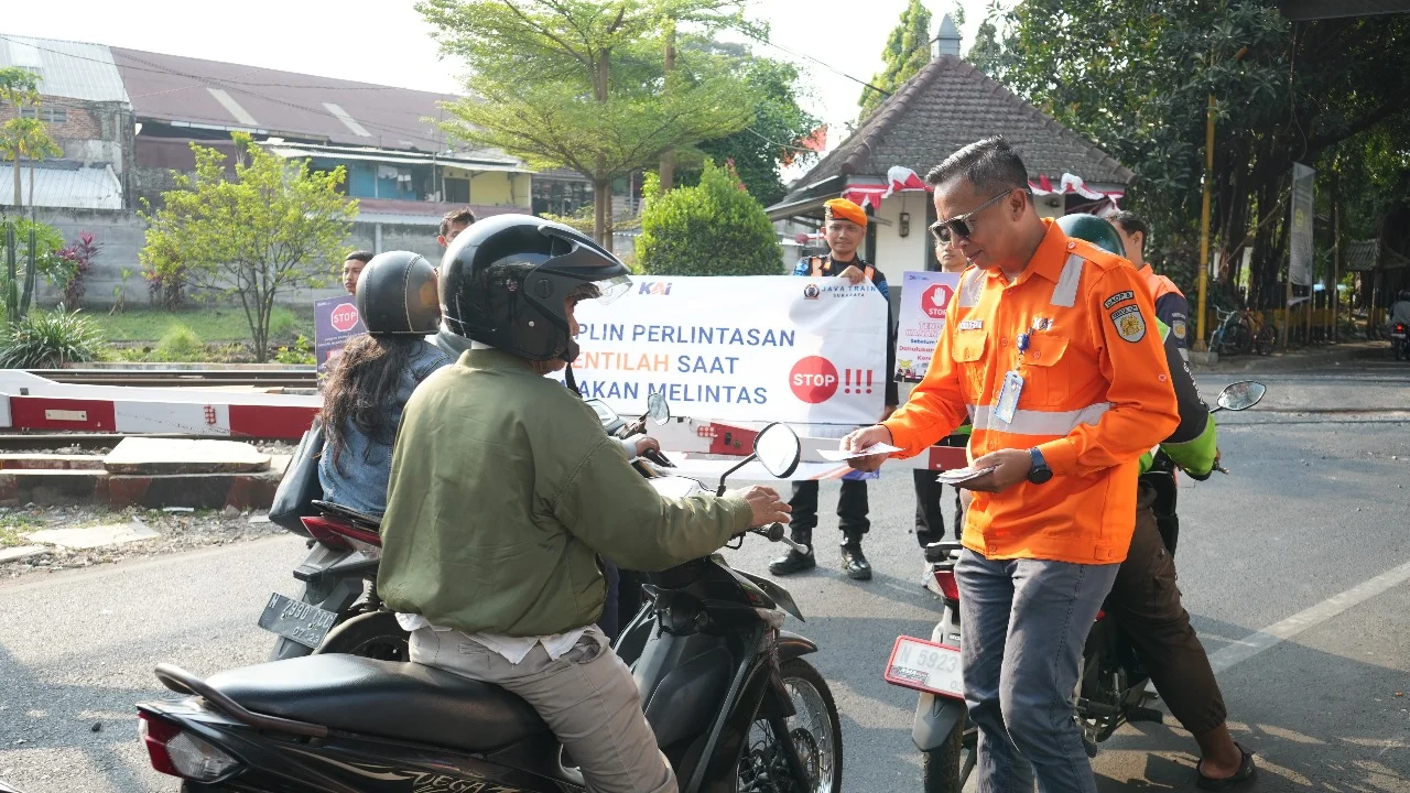 Tengok Kanan‑Kiri Sebelum Melintas Rel, Keselamatan Perjalanan Dimulai dari Kedisiplinan di Perlintasan Sebidang