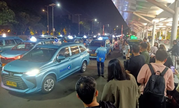 Terjebak 1 Jam di Bandara, Persebaya Surabaya Paksa Sewa Taksi Online Saat Menunggu Panpel Arema