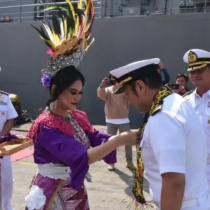 TNI AL Perkuat Kerja Sama dengan Jepang dalam Kunjungan Kapal Perang JS Ikazuchi di Tanjung Priok