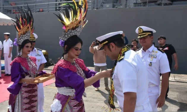 TNI AL Perkuat Kerja Sama dengan Jepang dalam Kunjungan Kapal Perang JS Ikazuchi di Tanjung Priok TNI AL Perkuat Kerja Sama dengan Jepang dalam Kunjungan Kapal Perang JS Ikazuchi di Tanjung Priok