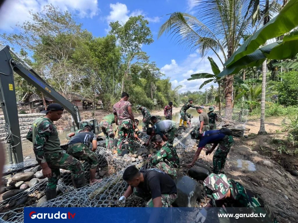 TNI Selesaikan Pembangunan Jembatan Gantung Perintis Garuda di Aceh Tamiian