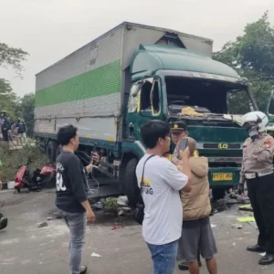 Tragedi di Jalan Kabul‑Kandahar: Enam Tewas, Tiga Luka Akibat Tabrakan Mobil dan Truk Trailer