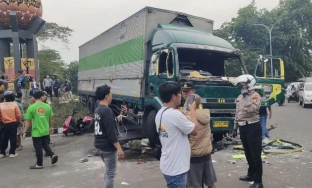 Tragedi di Jalan Kabul‑Kandahar: Enam Tewas, Tiga Luka Akibat Tabrakan Mobil dan Truk Trailer Tragedi di Jalan Kabul‑Kandahar: Enam Tewas, Tiga Luka Akibat Tabrakan Mobil dan Truk Trailer
