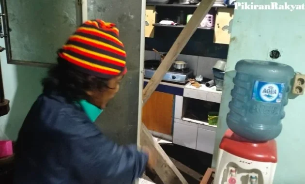 Tragedi Mengguncang Klaten: Ibu Rumah Tangga Terperosok ke Septic Tank Saat Memasak Mi, Sementara Kasus Kekerasan di Sumbawa Membuat Publik Tercengang Tragedi Mengguncang Klaten: Ibu Rumah Tangga Terperosok ke Septic Tank Saat Memasak Mi, Sementara Kasus Kekerasan di Sumbawa Membuat Publik Tercengang
