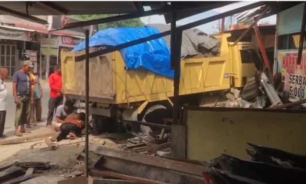 Truk Pengangkut Batu Bara Terbalik di Aceh Barat Akibat Pecah Ban