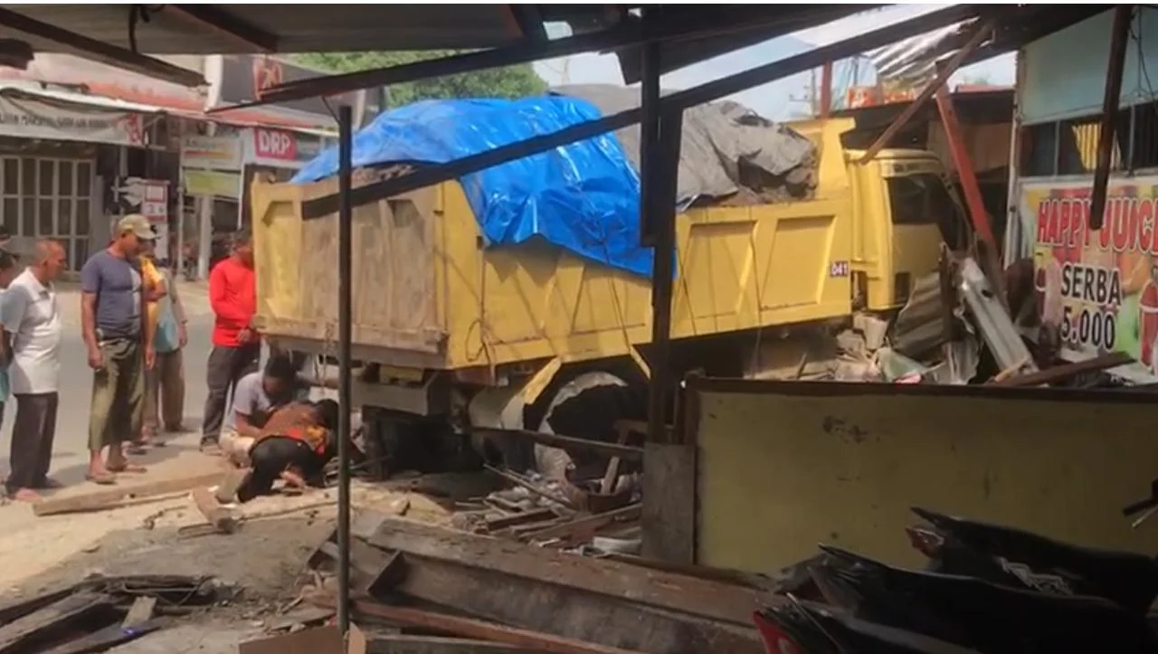 Truk Pengangkut Batu Bara Terbalik di Aceh Barat Akibat Pecah Ban