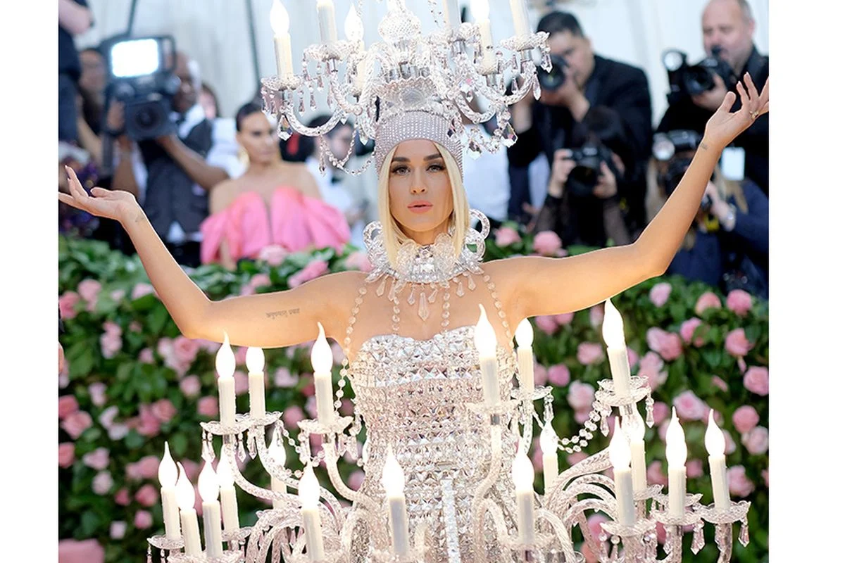 Unik! Katy Perry Gunakan Topek Astronot di Met Gala 2026