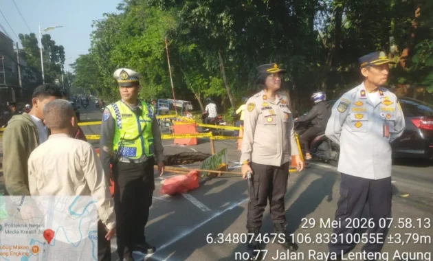 Update Jalan Ambles di Lenteng Agung, Kendaraan Arah Depok Masih Bisa Melintas Satu Jalur
