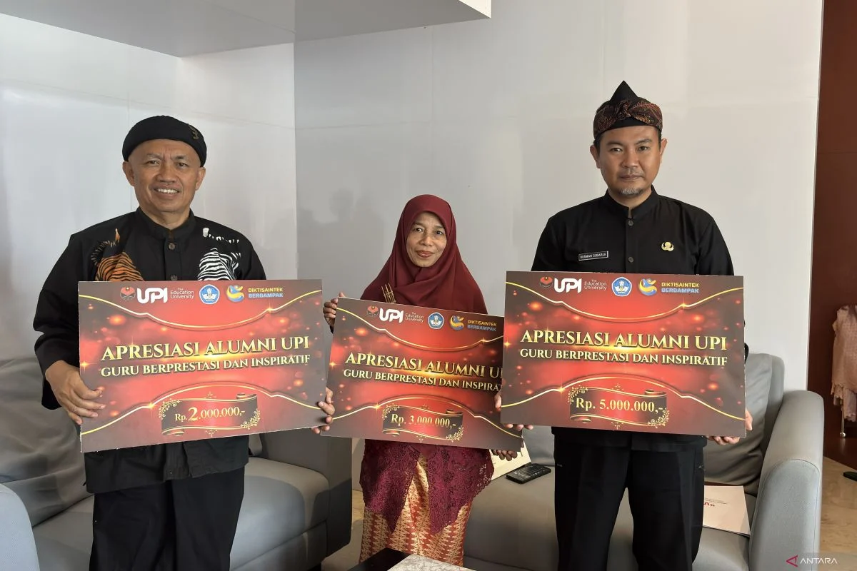 UPI beri penghargaan kepada tiga guru berprestasi saat Hardiknas 2026