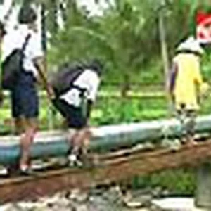 Video Siswa Medan Menyeberangi Sungai Deli Atas Pipa Air Jadi Viral, Mengungkap Risiko dan Respons Publik