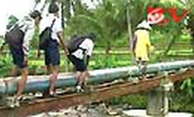 Video Siswa Medan Menyeberangi Sungai Deli Atas Pipa Air Jadi Viral, Mengungkap Risiko dan Respons Publik