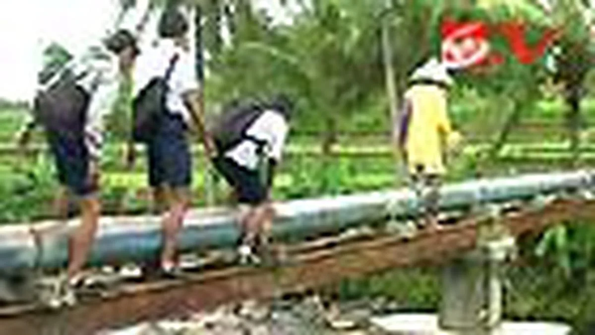 Video Siswa Medan Menyeberangi Sungai Deli Atas Pipa Air Jadi Viral, Mengungkap Risiko dan Respons Publik