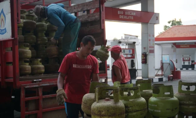 Viral LPG 3 Kg Dijual Rp 19 Ribu, Dirut Agrinas Pangan Tegaskan Harga di Koperasi Merah Putih Tetap Rp 16.000 Viral LPG 3 Kg Dijual Rp 19 Ribu, Dirut Agrinas Pangan Tegaskan Harga di Koperasi Merah Putih Tetap Rp 16.000